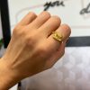 Accessories 89 The Hug Ring Gold