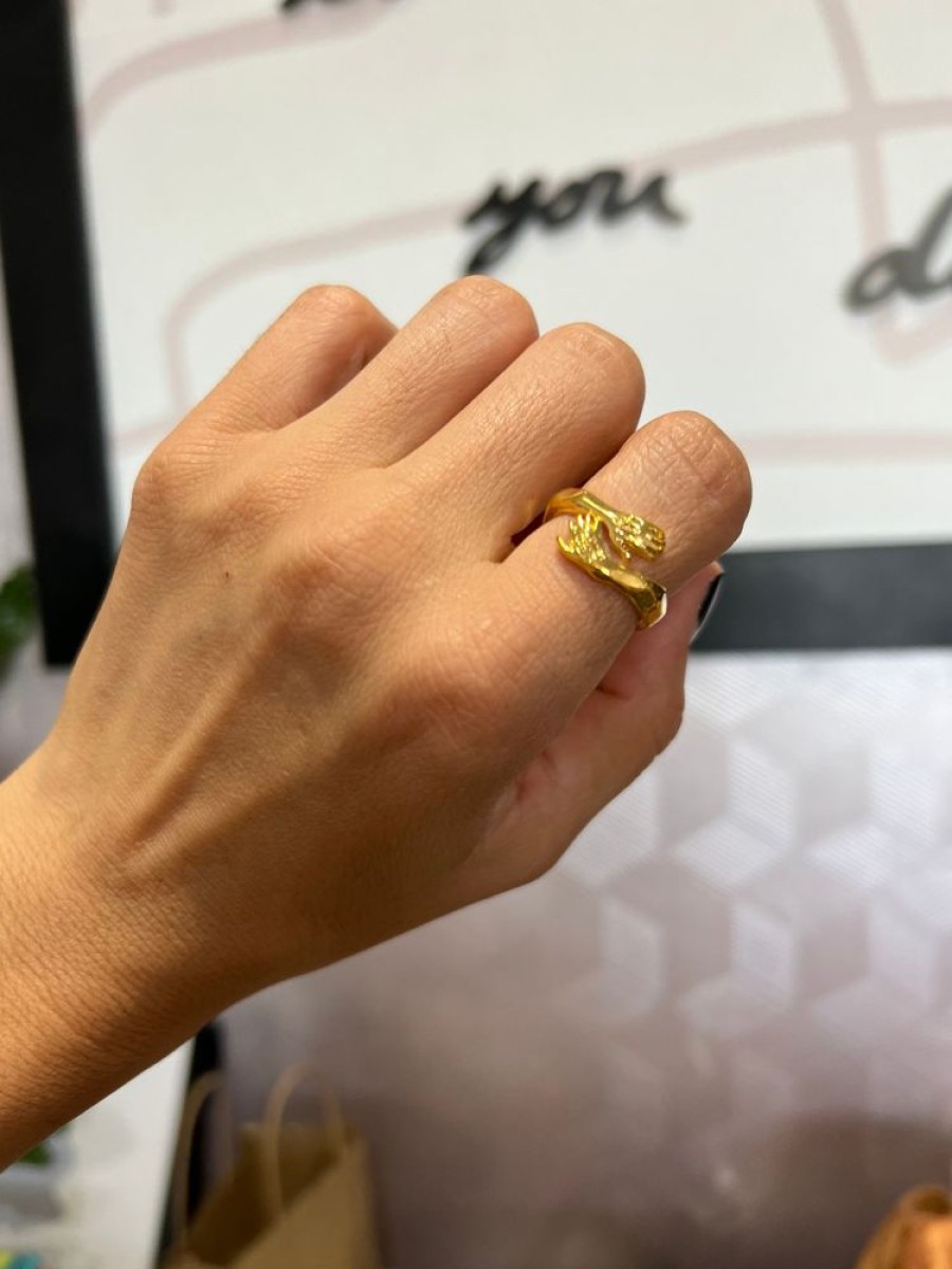 Accessories 89 The Hug Ring Gold